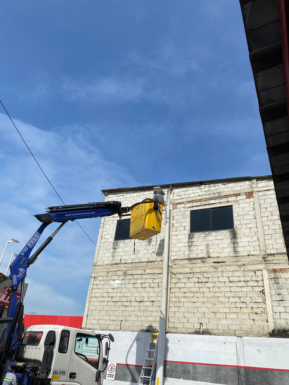 Trabajo en altura con canasta elevadora